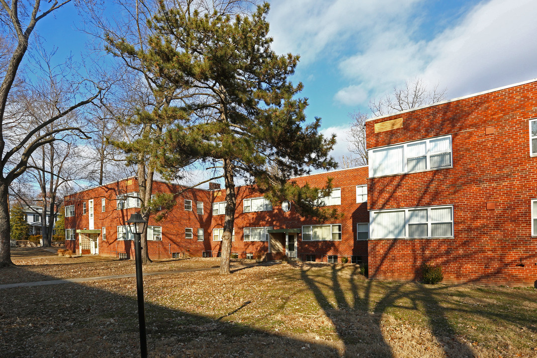 Pine Meadow Court Apartments in Alton, IL - Building Photo