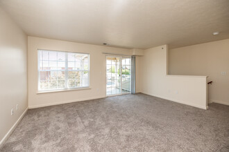 Cross Creek Apartment Homes in Davenport, IA - Building Photo - Interior Photo