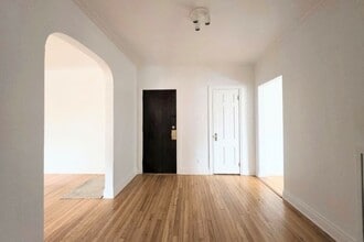 2 Ellerdale Rue in Hampstead, QC - Building Photo - Building Photo