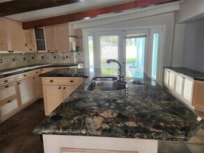 2201 NE 49th St in Lighthouse Point, FL - Foto de edificio - Building Photo