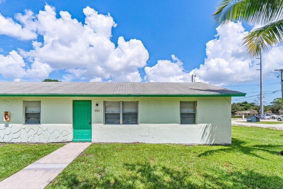 4781 Gulfstream Rd in Lake Worth Beach, FL - Building Photo