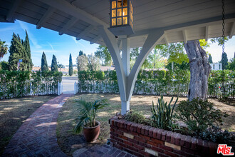 4483 Sherman Oaks Cir in Van Nuys, CA - Foto de edificio - Building Photo