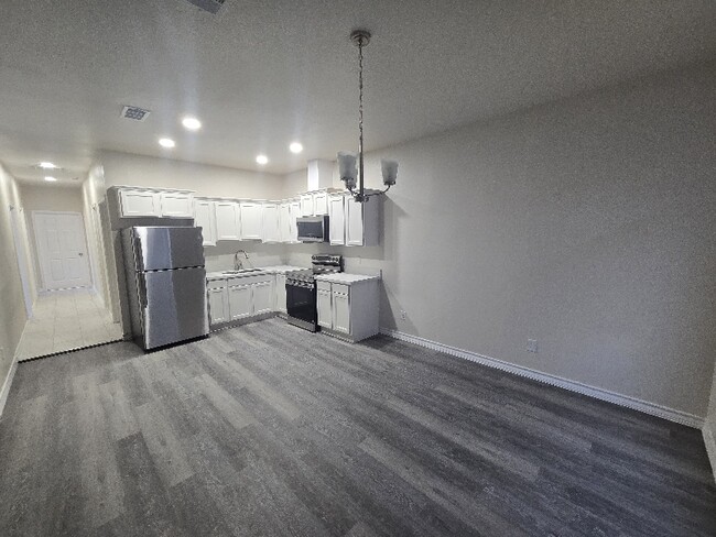 512 S Hackberry St in Pecos, TX - Foto de edificio - Building Photo