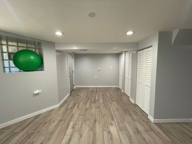 2254 S Albany Ave, Unit Basement