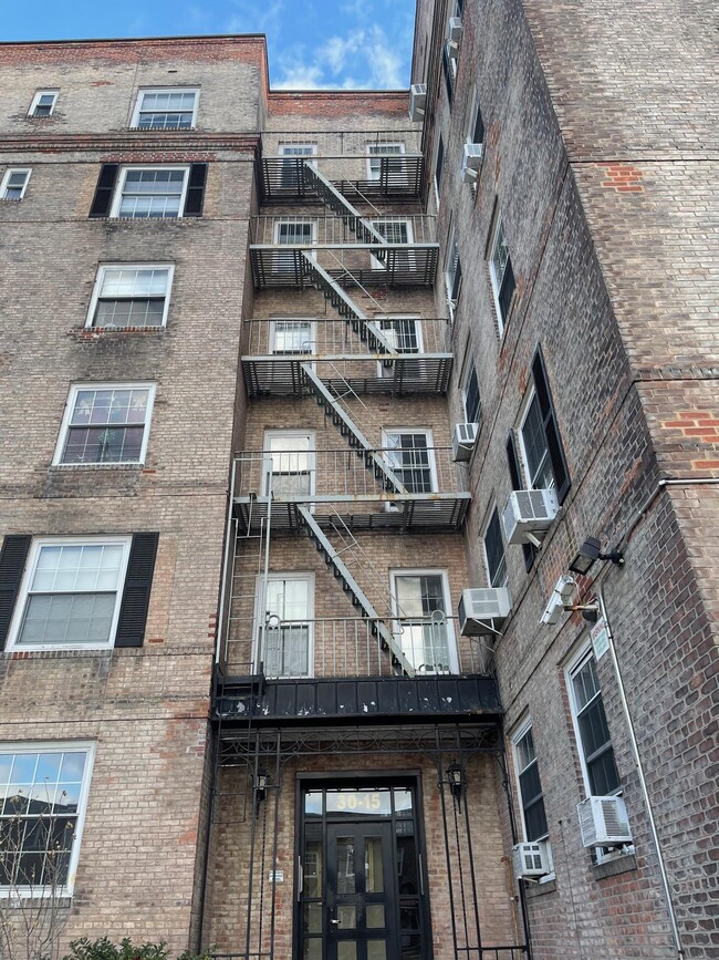 30-15 Hobart St in Queens, NY - Building Photo - Building Photo