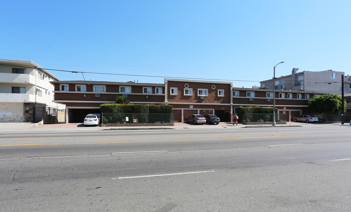 14735 Roscoe Blvd in Panorama City, CA - Foto de edificio