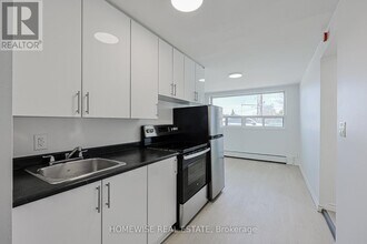 2204 Dufferin St in Toronto, ON - Building Photo - Building Photo