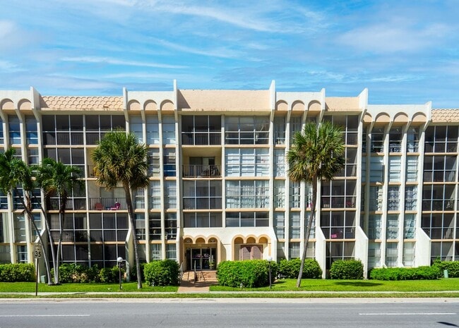 501 Three Islands Boulevard in Hallandale Beach, FL - Building Photo - Building Photo
