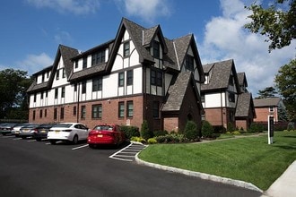 Fairfield Tudor At Bay Shore in Bay Shore, NY - Foto de edificio - Building Photo