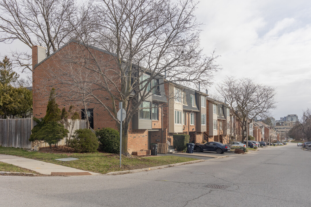 7 Protea Gdns in Toronto, ON - Building Photo