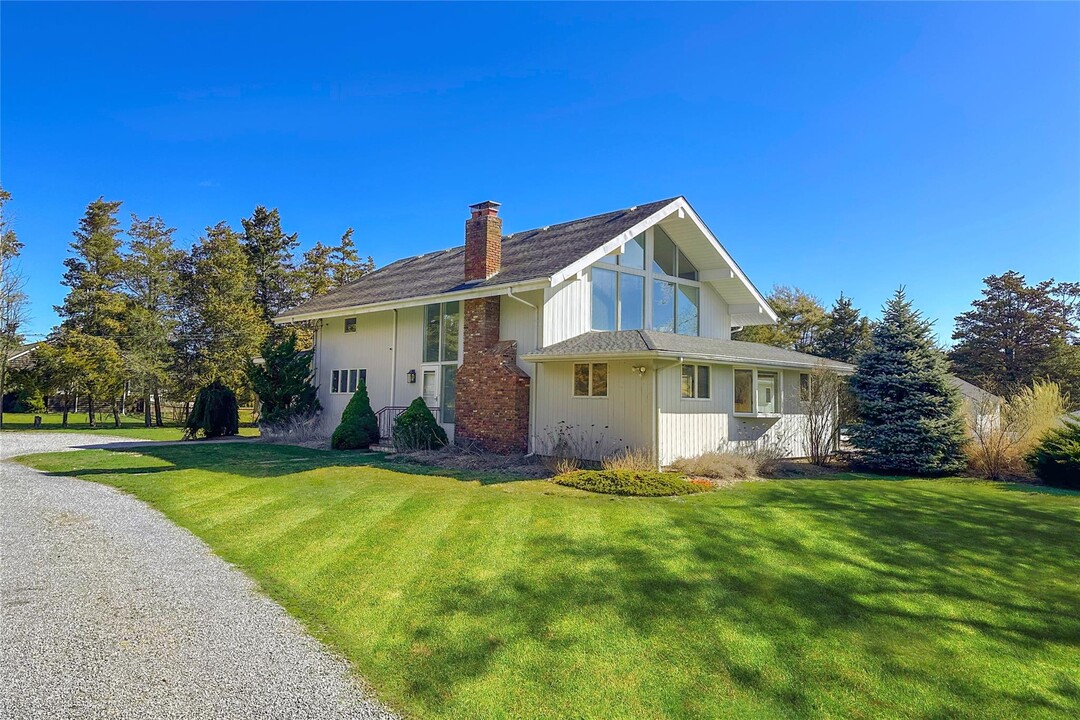 18 Quogo Neck Ln in Quogue, NY - Building Photo