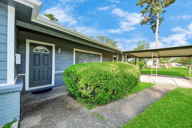 10021 Hazelhurst Dr in Houston, TX - Building Photo - Building Photo