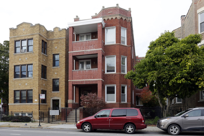 2056 W Augusta Blvd in Chicago, IL - Building Photo - Building Photo