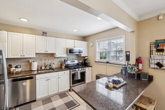 28 Castle Dr in Berkeley Heights, NJ - Foto de edificio - Building Photo