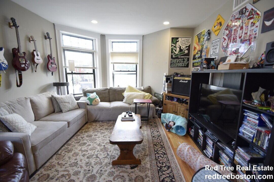 1914 Beacon St, Unit 2 in Boston, MA - Foto de edificio