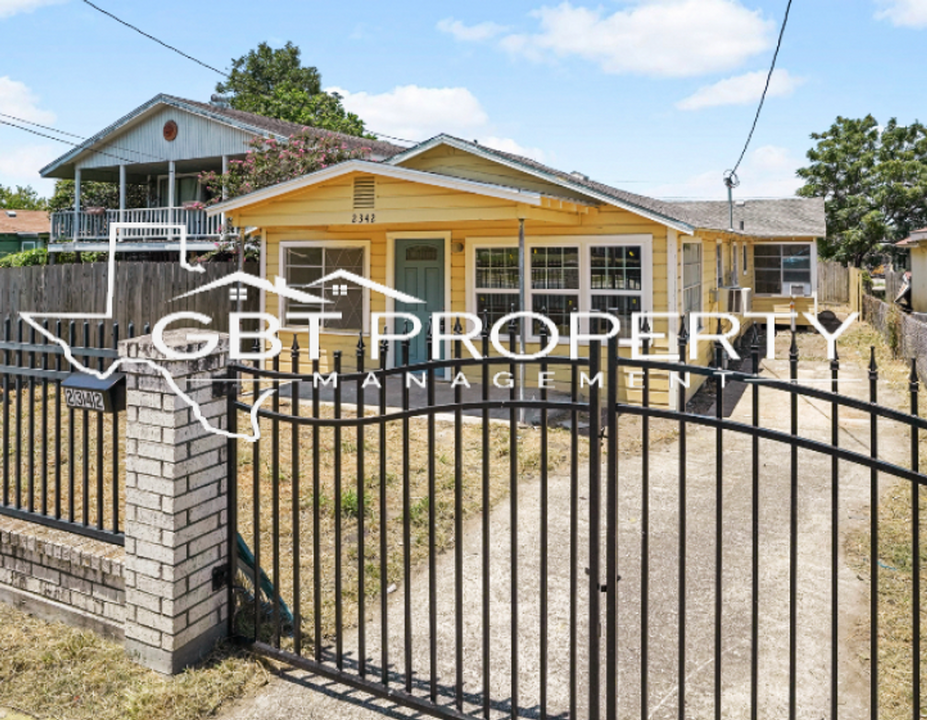 2342 Howard St in Corpus Christi, TX - Building Photo