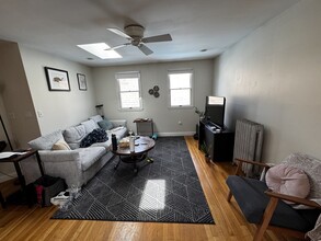 24 Burnham St, Unit 3 in Somerville, MA - Foto de edificio - Building Photo