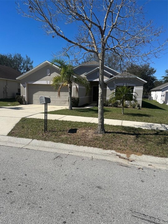 2004 Newtown Rd in Groveland, FL - Building Photo