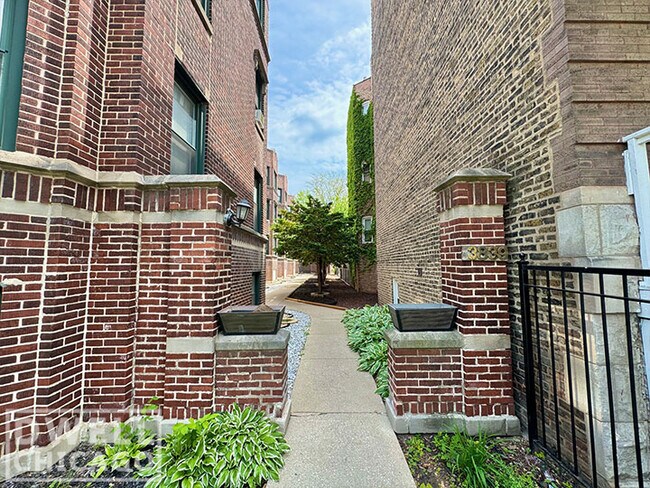 3843 N Greenview Ave, Unit 3E in Chicago, IL - Foto de edificio - Building Photo