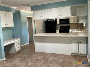 1302 S Mesquite Ave in New Braunfels, TX - Building Photo - Building Photo