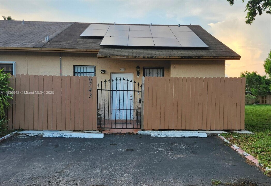 6743 NW 192nd Ln in Hialeah, FL - Building Photo
