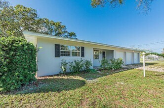 2075 37th Ave in Vero Beach, FL - Building Photo - Building Photo