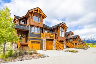 102 Armstrong Pl in Canmore, AB - Building Photo