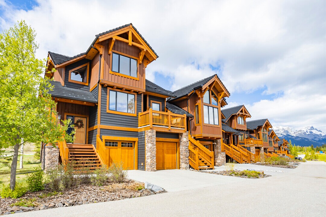 102 Armstrong Pl in Canmore, AB - Building Photo