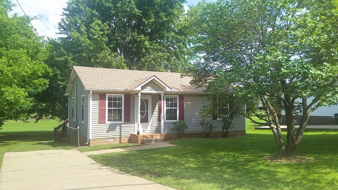 607 Artic Ave in Oak Grove, KY - Building Photo