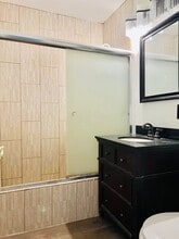 18427 Bessemer St in Tarzana, CA - Foto de edificio - Building Photo