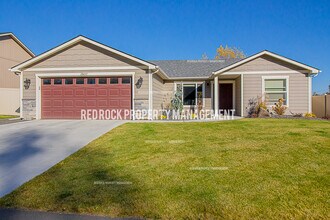 18431 Selkirk Estates Rd in Greenacres, WA - Building Photo - Building Photo