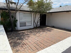 1019 E Rowlands Ln in Phoenix, AZ - Building Photo - Building Photo