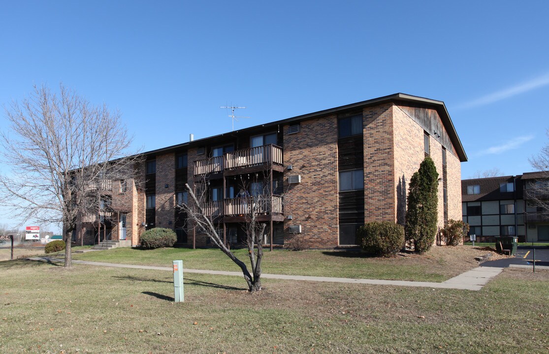 Benton Place in St. Cloud, MN - Building Photo