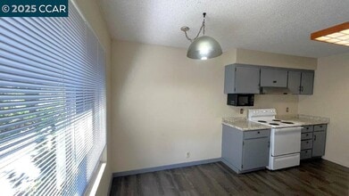 4260 Clayton Rd in Concord, CA - Foto de edificio - Building Photo