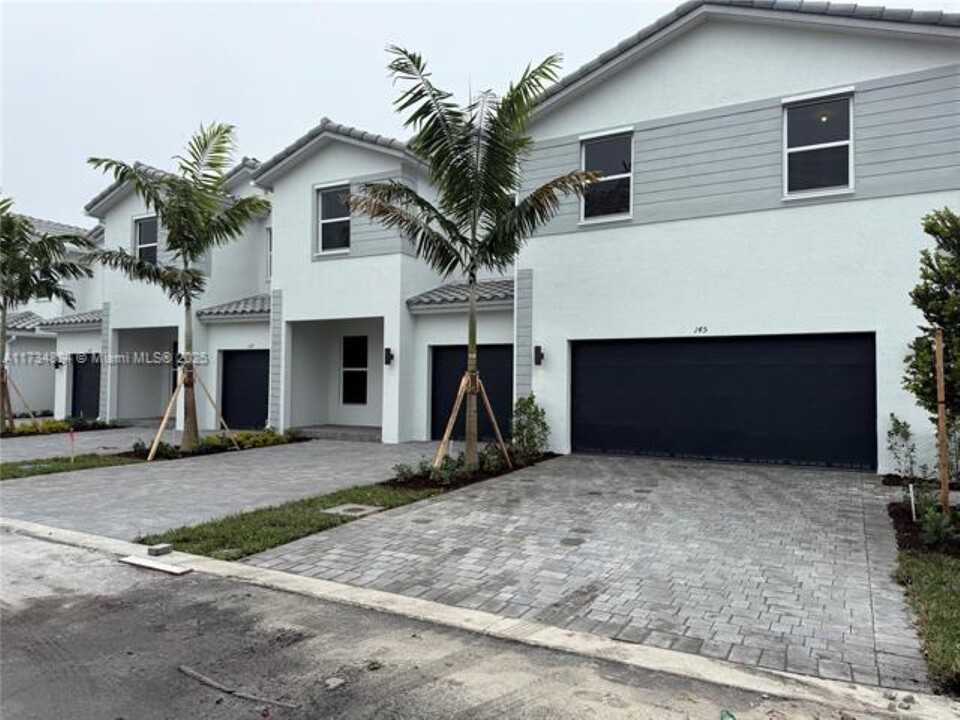 145 SW 184th Pl in Pembroke Pines, FL - Building Photo