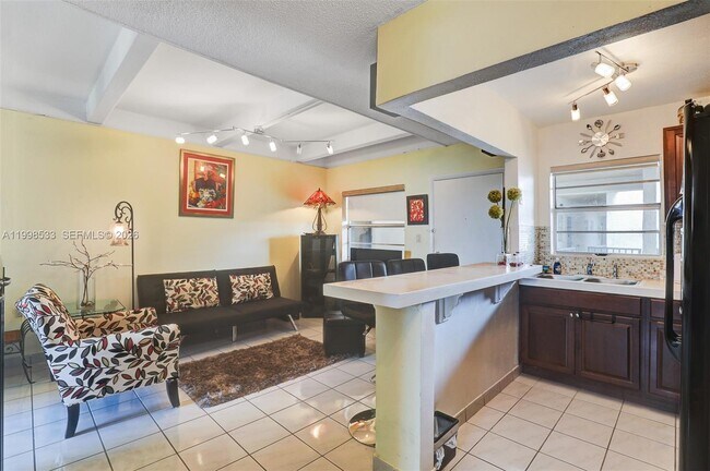 3536 NE 168th St in North Miami Beach, FL - Foto de edificio - Building Photo