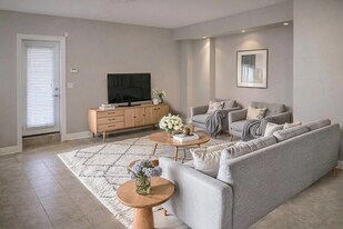 9193A Bathurst St in Richmond Hill, ON - Building Photo