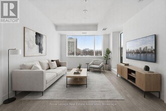 259 The Kingsway in Toronto, ON - Building Photo - Building Photo