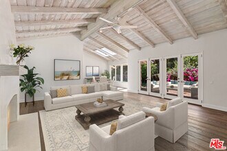 3933 Mandeville Canyon Rd in Los Angeles, CA - Foto de edificio - Building Photo