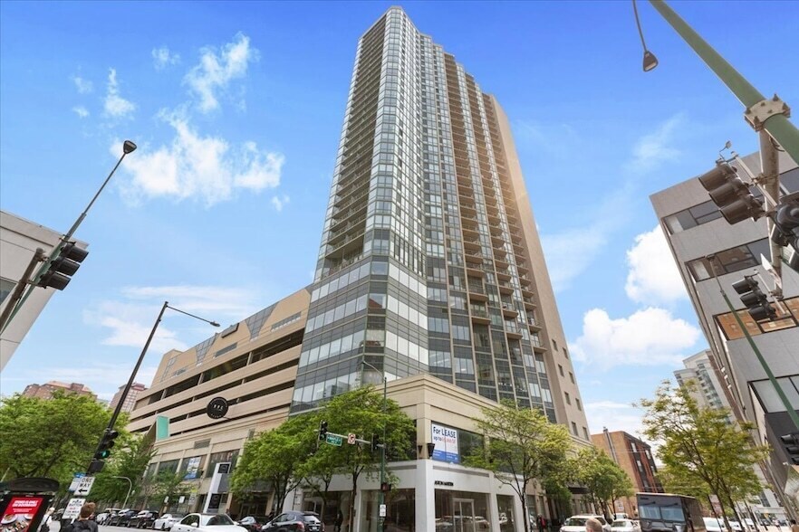 111 W Maple St, Unit 3007 in Chicago, IL - Building Photo