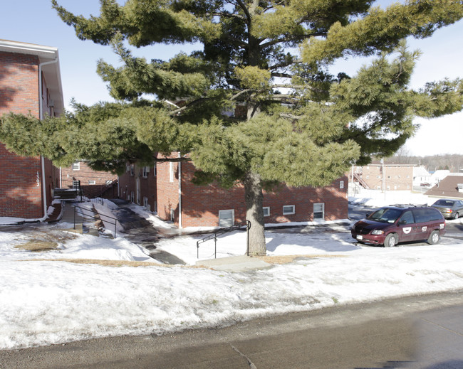 Dundee Creek Apartments in Omaha, NE - Building Photo - Building Photo