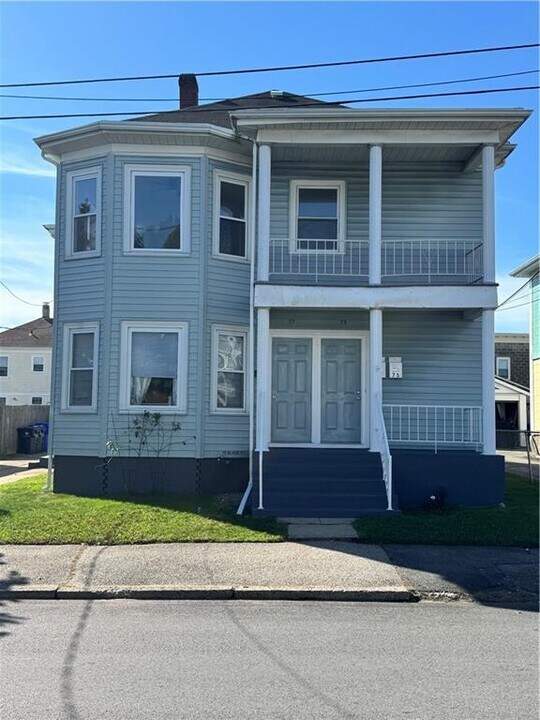 77 Slade St in Pawtucket, RI - Foto de edificio
