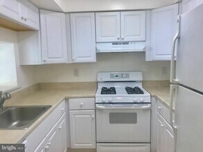 5975 Havener House Way in Centreville, VA - Building Photo - Building Photo