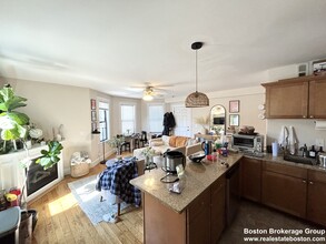 916 Dorchester Ave, Unit 1 in Boston, MA - Building Photo - Building Photo