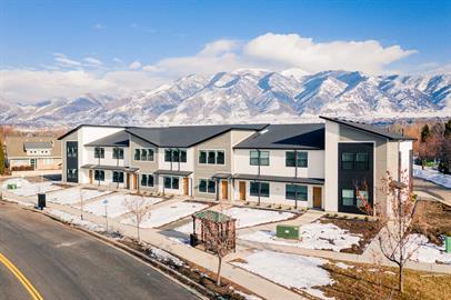 220 Spring Creek Pkwy in Providence, UT - Foto de edificio