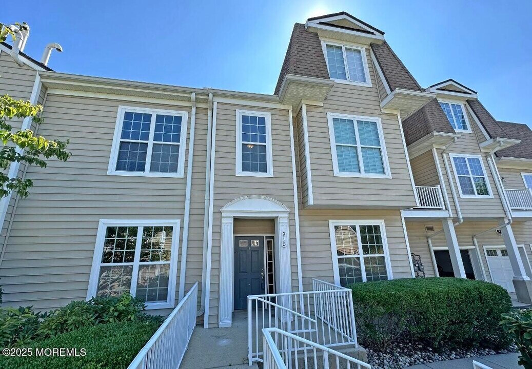 910 Abby Rd in Middletown, NJ - Building Photo