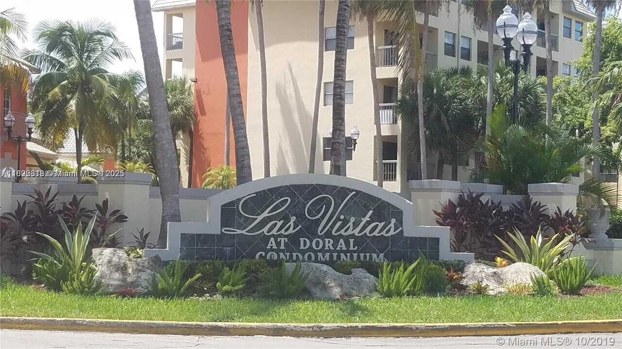 8363 Lake Dr in Doral, FL - Building Photo