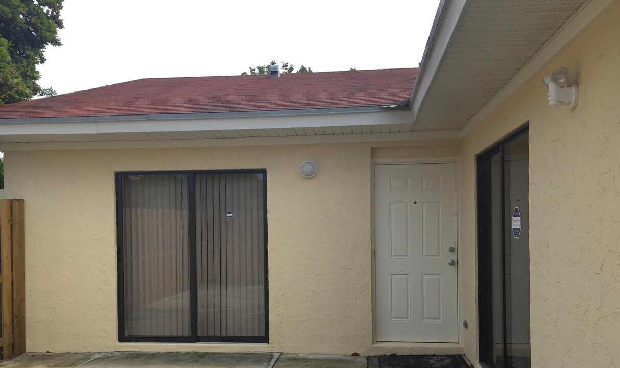 4377 Woodstock Dr in West Palm Beach, FL - Building Photo