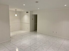 255 Sunrise Dr in Key Biscayne, FL - Building Photo