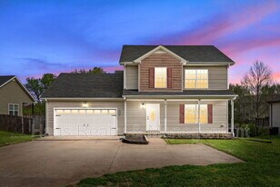 1563 Hazelwood Rd in Clarksville, TN - Building Photo